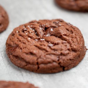 Cookie double chocolat gros plan fleur de sel