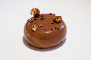 Entremets chocolat noisette tonka